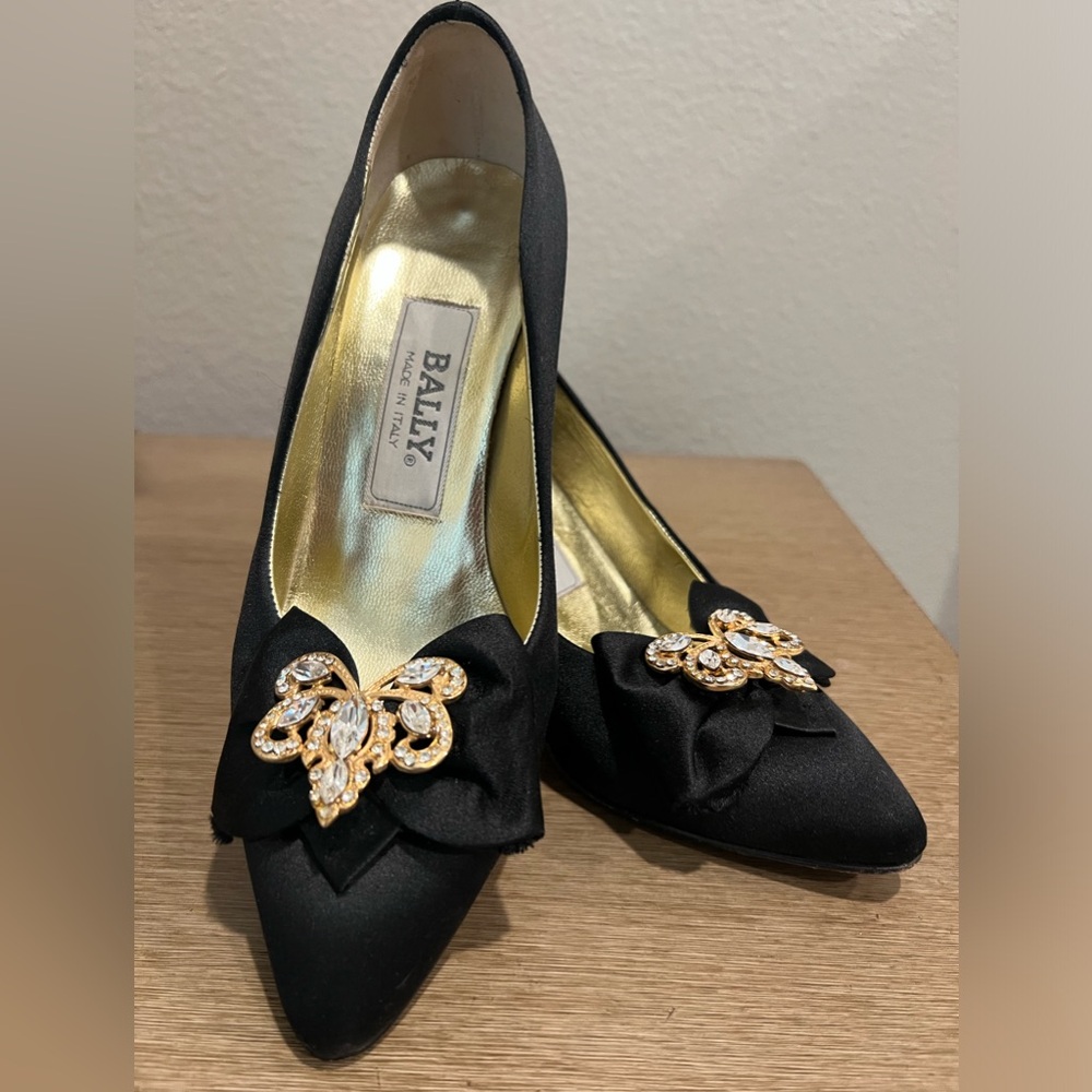 Vintage Bally Heels (Size: 6)

Color: Black & Gold